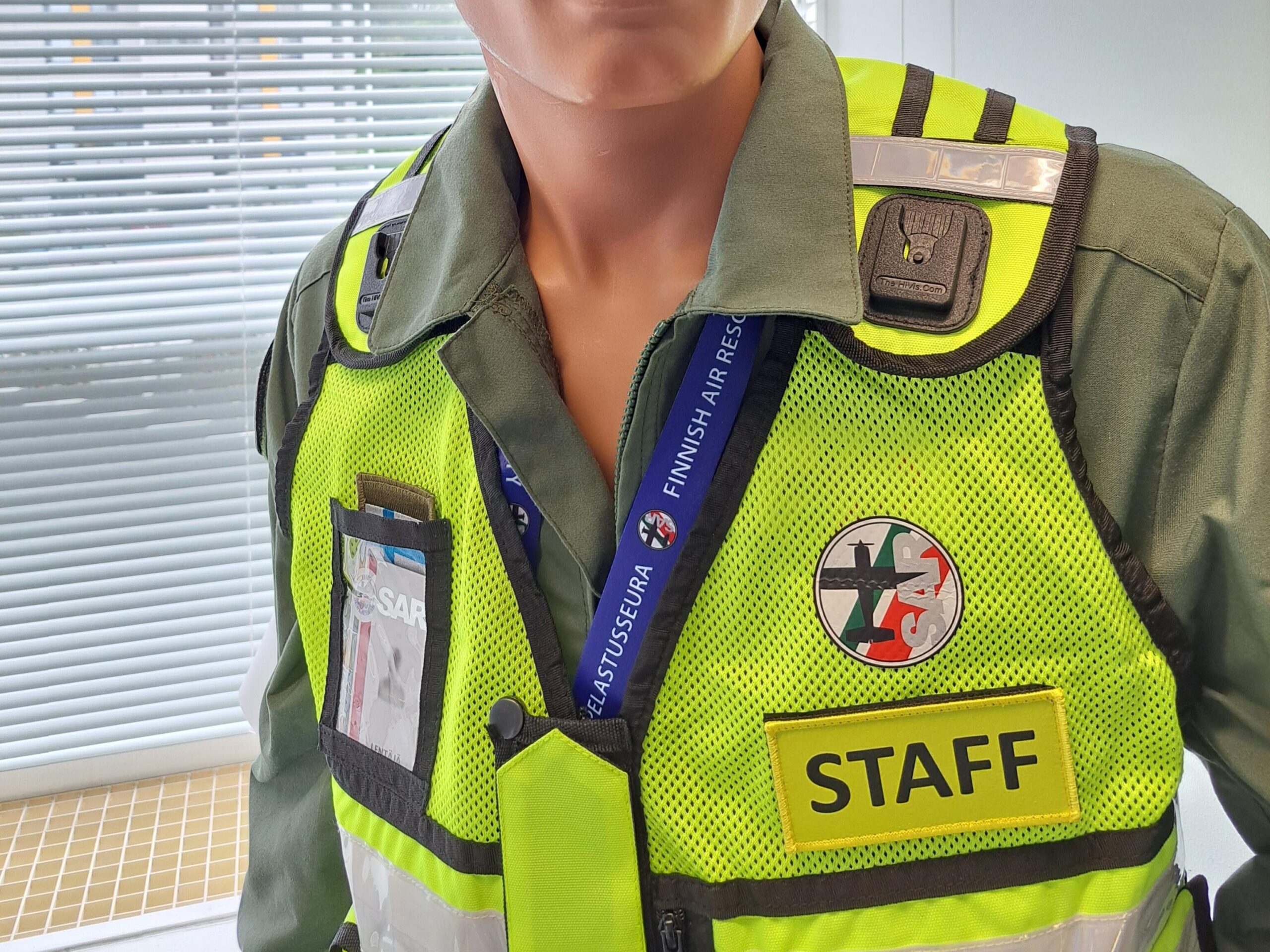 Mallinukke, jolla päällä Lentopelastusseuran varusteita